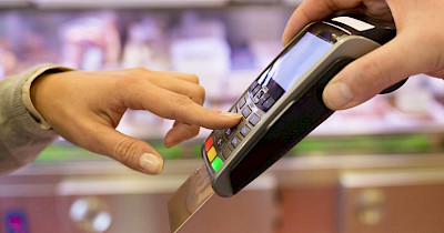 Міжнародні компанії Visa та MasterCard не відступають від ідеї підняття вартості власних послуг під час війни