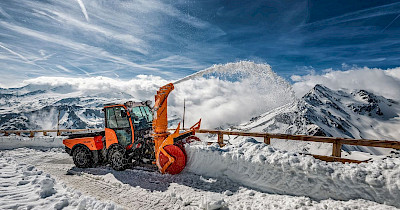 Мощный и многофункциональный Karcher Holder S 130 для уборки дорог и летом, и зимой уже в Украине