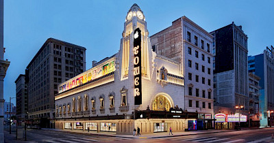 Apple превратила старинный театр в Лос-Анджелесе в свой магазин