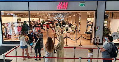Найбільший в Україні: як виглядає новий H&M в ТРЦ Dream Town (фоторепортаж)