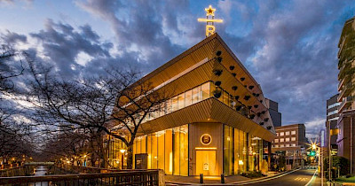 BuckZilla: як виглядає найбільша в світі преміум-кав’ярня Starbucks в Токіо (фотоогляд)