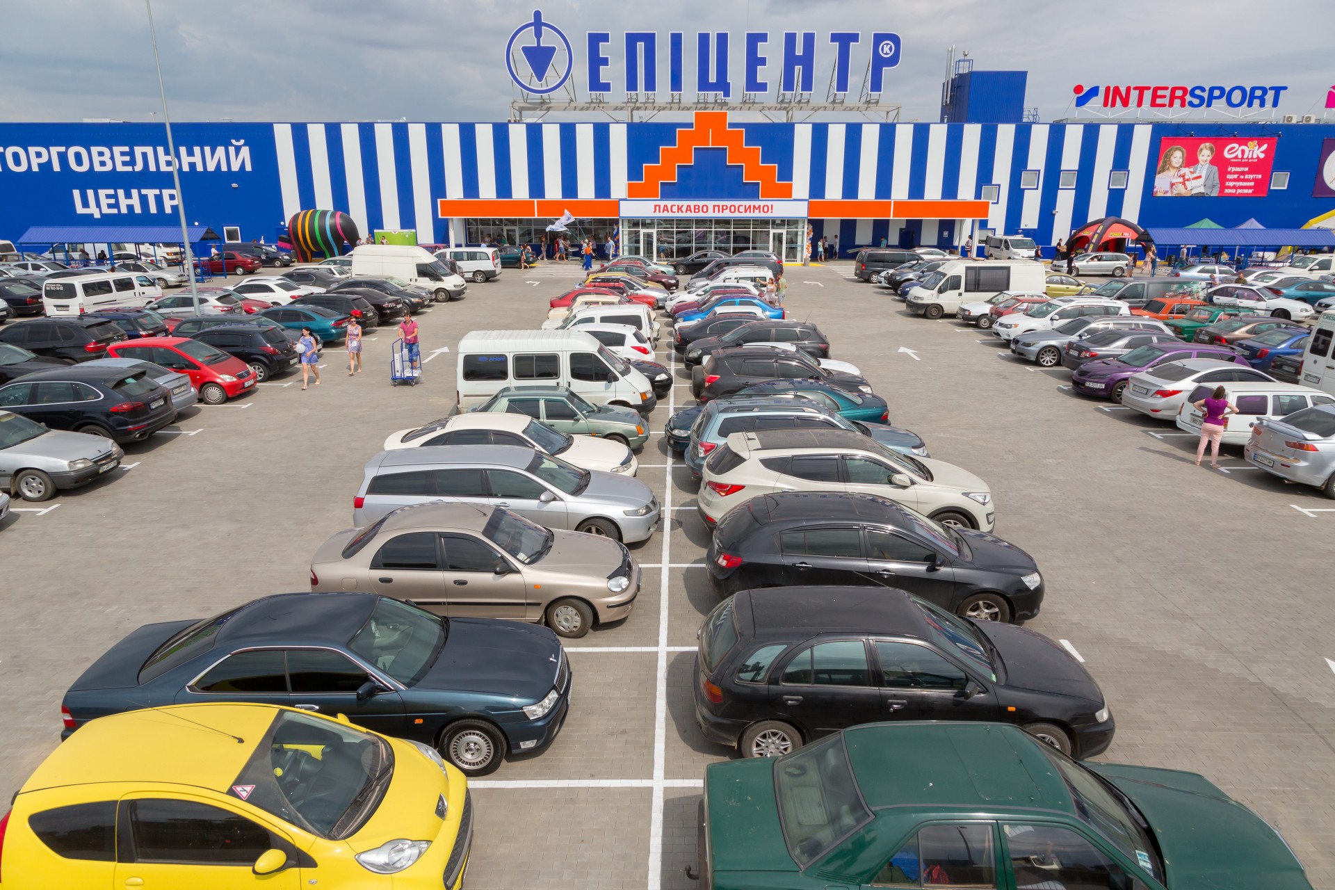 Більше та краще: як виглядає новий ТЦ Епіцентр в Одесі (фоторепортаж)