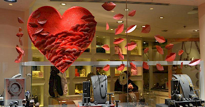 Інфографіка: що і де будуть купувати українці 14 лютого