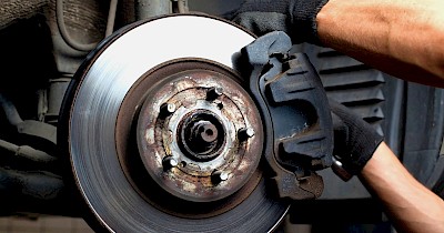 Почему тормоза теряют эффективность после длительной стоянки
