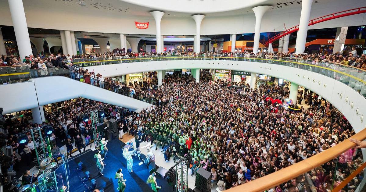 Olya Polyakova's charity spring concert at Respublika Park shopping mall attracted a record 130,000 guests (+photo)